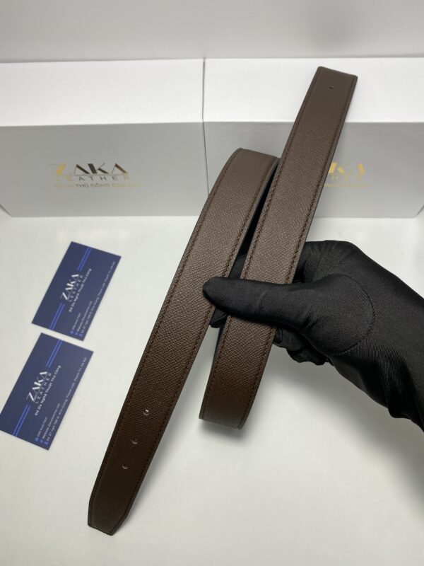 Bề mặt da Epsom Hass - Pháp nổi bật với lượng vân hạt dày đặc, xen kẽ nhau. Chất da bền và cực kỳ dẻo dai