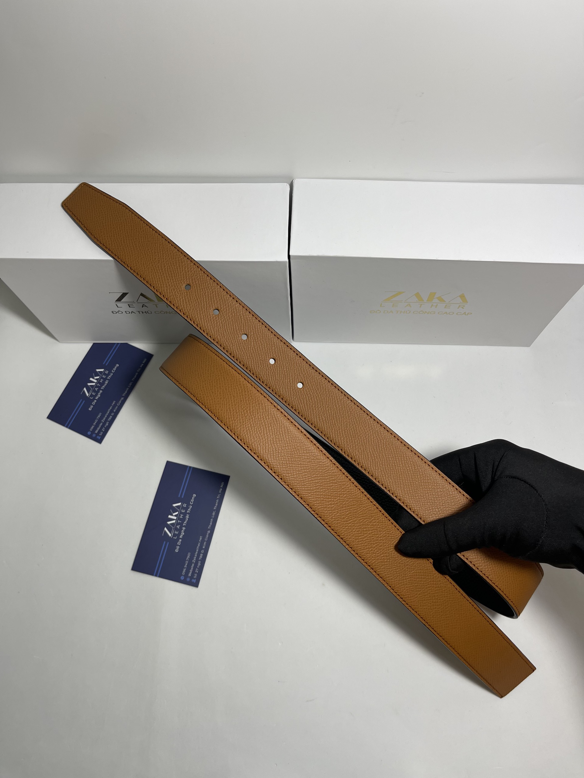 z5533666092118_8593526ae80e5a89d45c9019b443aed5 Bề mặt da Epsom Hass - Pháp nổi bật với lượng vân hạt dày đặc, xen kẽ nhau. Chất da bền và cực kỳ dẻo dai